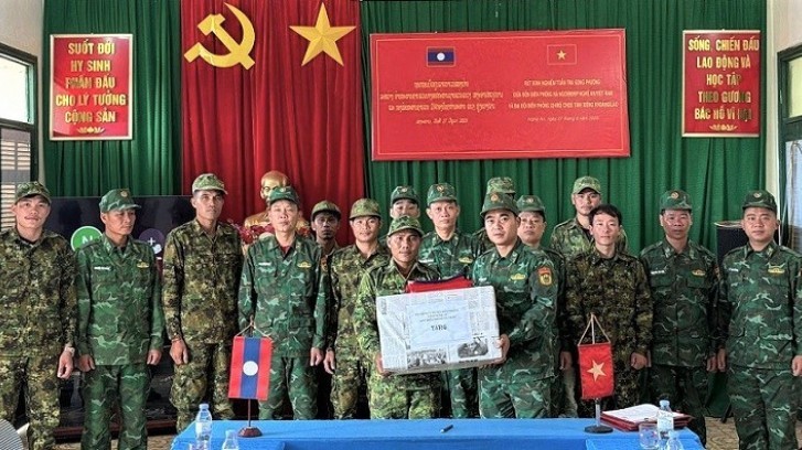 Đồn Biên phòng Na Ngoi (Bộ đội Biên phòng Nghệ An) tặng quà Đại đội Biên phòng 224, Bộ Chỉ huy Quân sự tỉnh Xiêng Khoảng (Lào), tổ chức tuần tra song phương biên giới.