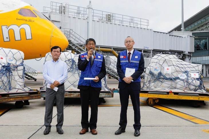 Nhật Bản gửi hàng cứu trợ khẩn cấp giúp Việt Nam khắc phục hậu quả bão lũ Nhật Bản gửi hàng cứu trợ khẩn cấp giúp Việt Nam khắc phục hậu quả bão lũ