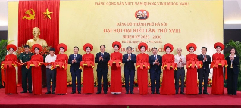 Khai trương Trung tâm Báo chí phục vụ Đại hội đại biểu Đảng bộ TP. Hà Nội lần thứ XVIII. (Ảnh: T.L)