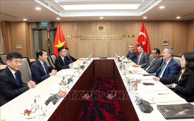 Đại tướng Lương Tam Quang, Bộ trưởng Bộ Công an tiếp Chủ tịch Cơ quan Công nghiệp quốc phòng Thổ Nhĩ Kỳ Haluk Gorgun. Ảnh: Phạm Kiên/TTXVN