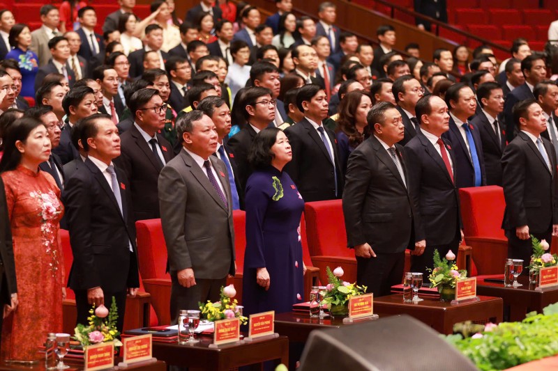 Các đại biểu thực hiện nghi Lễ chào cờ tại Đại hội. (Ảnh: Thành uỷ Hà Nội)