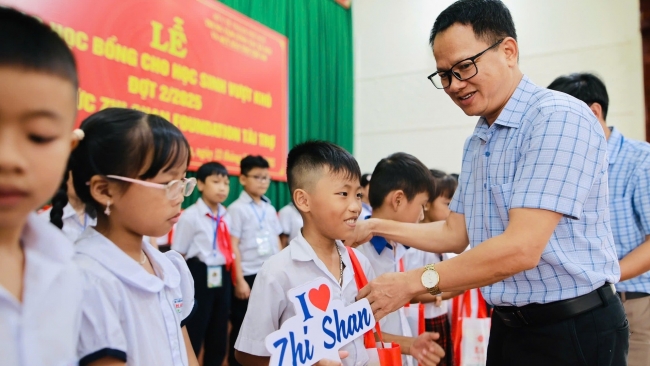 Hơn 600 học sinh Huế nhận học bổng vượt khó từ tổ chức Zhi Shan