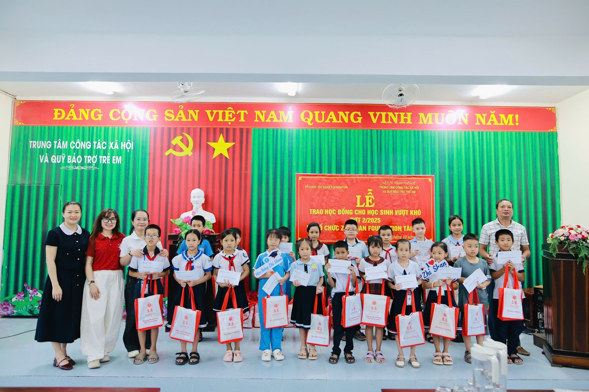  Tổ chức Zhi Shan trao học bổng vượt khó cho học sinh thành phố Huế. (Ảnh: Zhi Shan Foundation Vietnam)