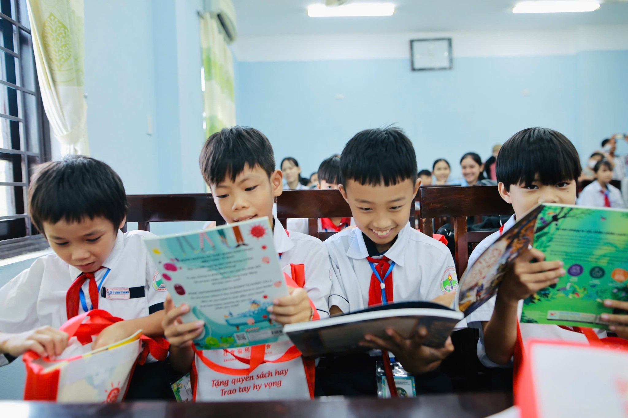 Mỗi học sinh được tổ chức Zhi Shan mỗi học sinh tặng một cuốn sách phù hợp độ tuổi. (Ảnh: 