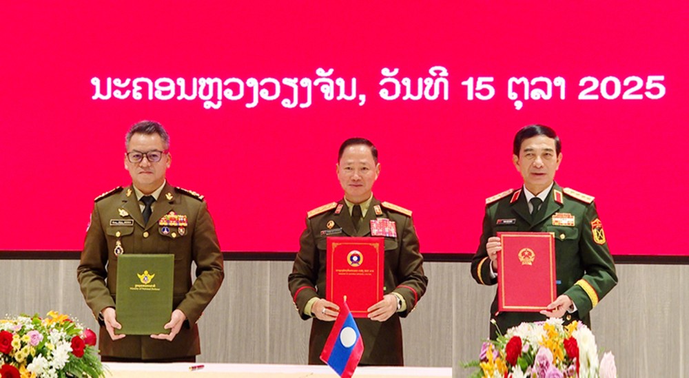 Bộ trưởng Bộ Quốc phòng 3 nước Việt Nam - Lào - Campuchia ký biên bản cuộc gặp. (Ảnh: mod.gov.vn)