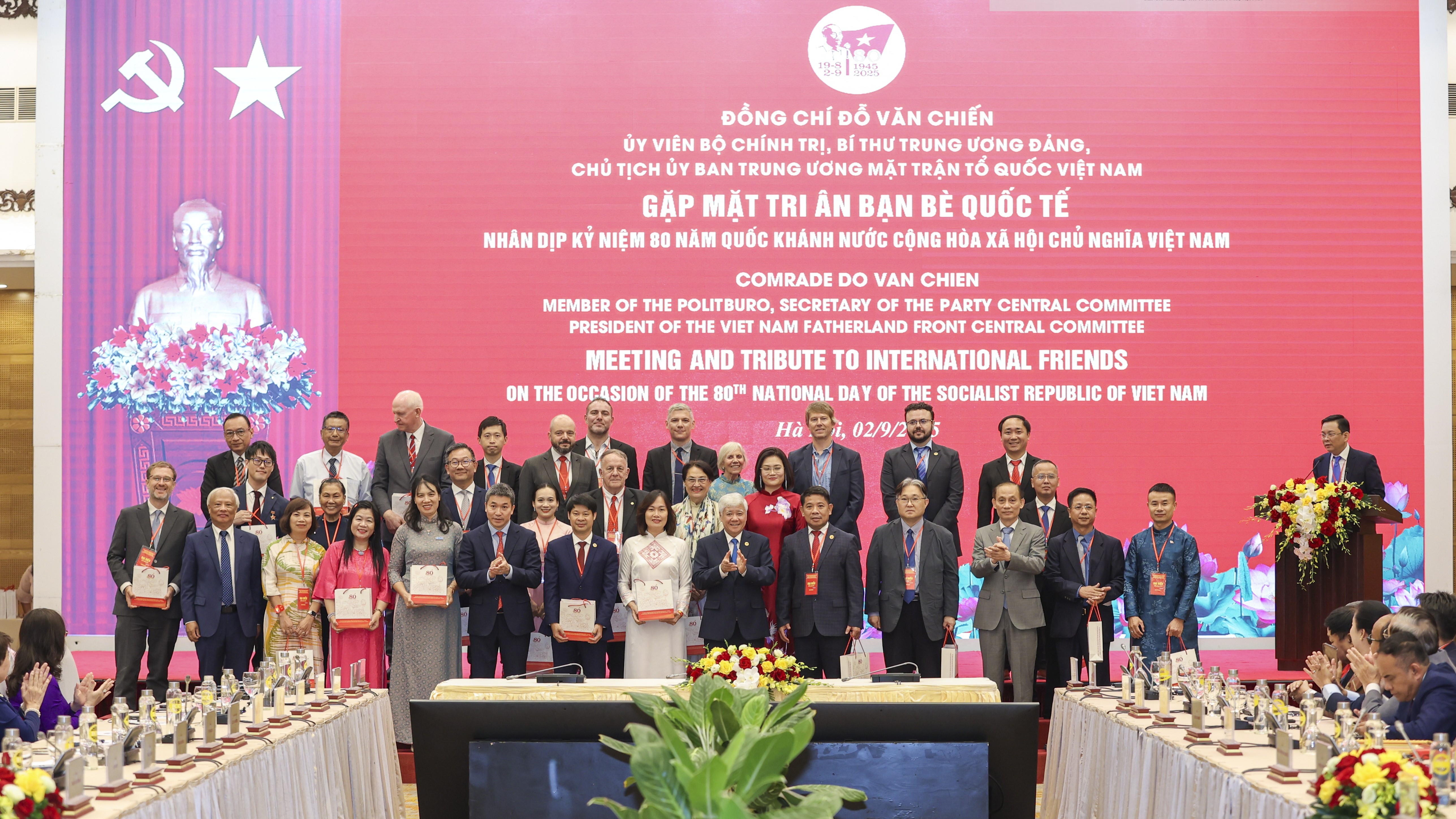 Lấy ý kiến nhân dân về việc đề nghị tặng thưởng Huân chương Lao động hạng Nhất cho Liên hiệp các tổ chức hữu nghị Việt Nam