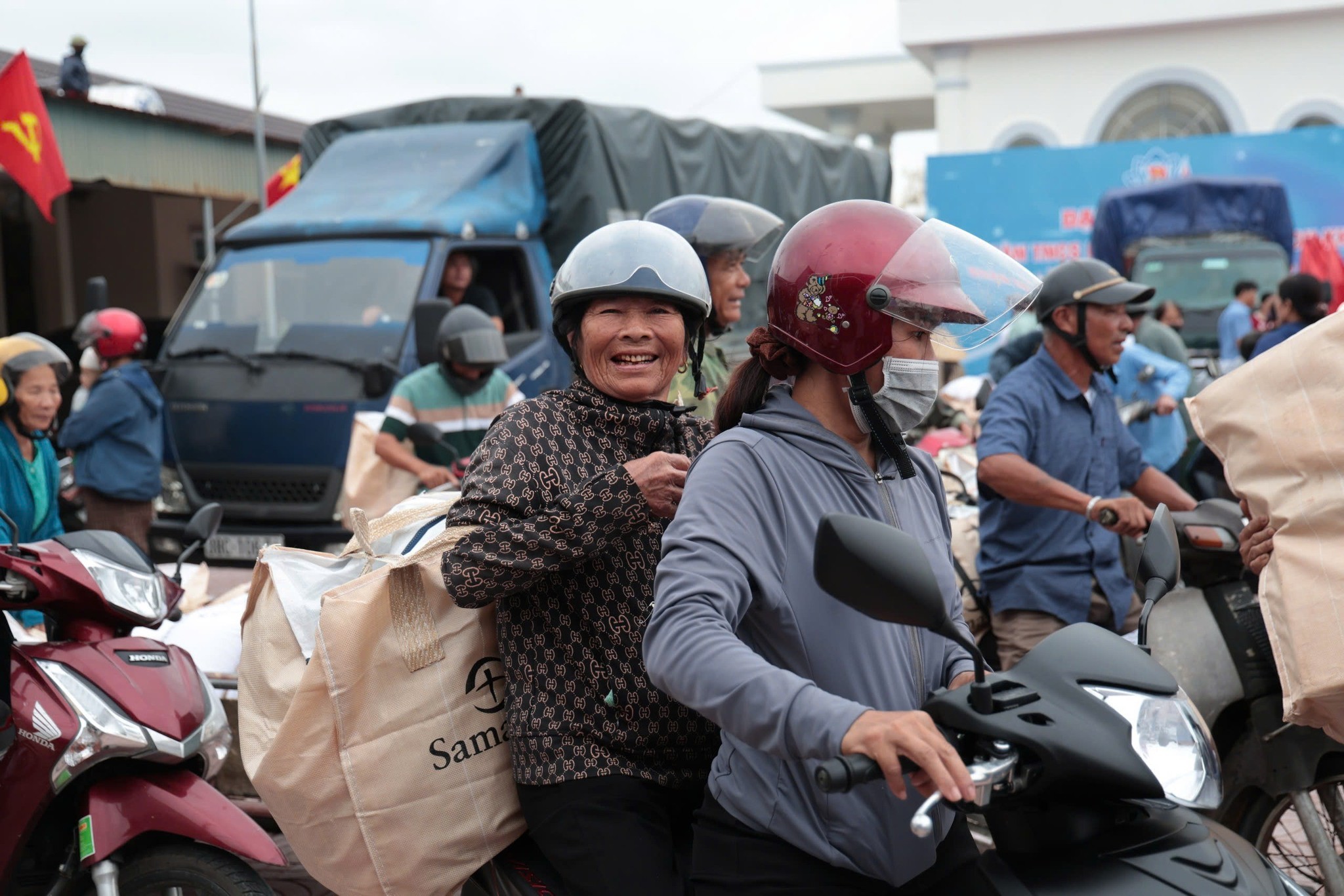 Tổ chức Samaritan’s Purse hỗ trợ nhân dân Hà Tĩnh và Tuyên Quang khắc phục hậu quả bão số 10