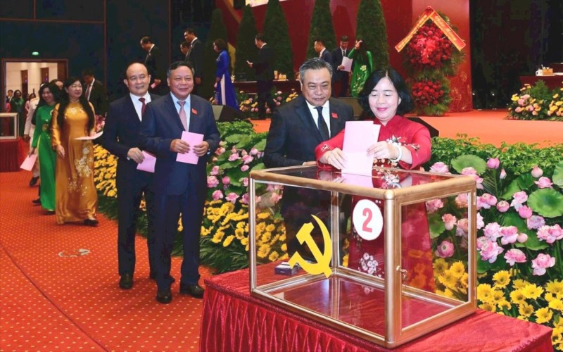 Bí thư Thành ủy Hà Nội Bùi Thị Minh Hoài và các đồng chí Thường trực Thành ủy tiến hành bỏ phiếu bầu Ban Chấp hành Đảng bộ Thành phố khóa XVIII, nhiệm kỳ 2025-2030. (Ảnh: T.L) Bí thư Thành ủy Hà Nội Bùi Thị Minh Hoài và các đồng chí Thường trực Thành ủy tiến hành bỏ phiếu bầu Ban Chấp hành Đảng bộ Thành phố khóa XVIII, nhiệm kỳ 2025-2030. (Ảnh: T.L)