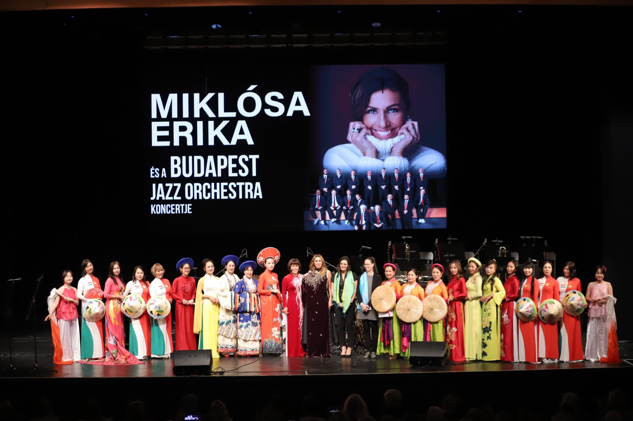 Áo dài Việt Nam lần đầu tỏa sáng trong buổi hòa nhạc quốc tế tại Budapest