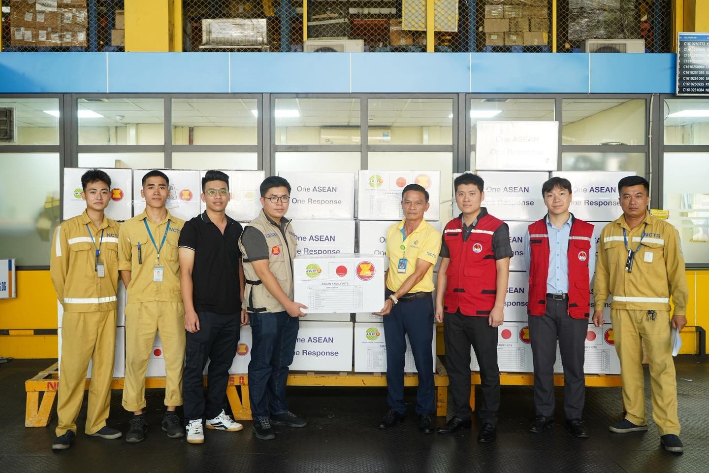 Chuyến hàng viện trợ khẩn cấp thứ hai của Trung tâm AHA cho người dân bị ảnh hưởng bởi thiên tai đến Sân bay Quốc tế Nội Bài, ngày 16/10/2025. (Ảnh: Cục Quản lý đê điều và Phòng, chống thiên tai) 