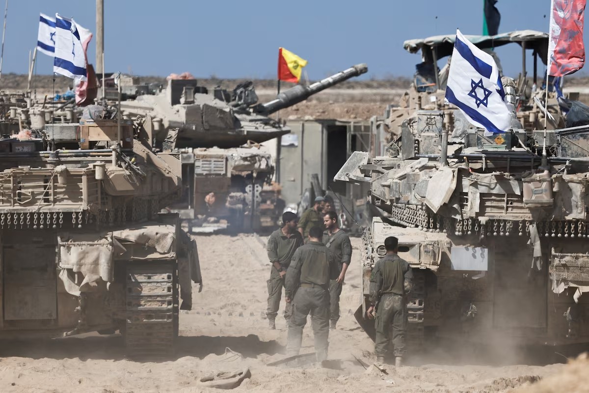 Binh sĩ Israel bên cạnh xe tăng gần biên giới với Dải Gaza, ngày 19/10/2025. (Ảnh: Reuters) Binh sĩ Israel bên cạnh xe tăng gần biên giới với Dải Gaza, ngày 19/10/2025. (Ảnh: Reuters)