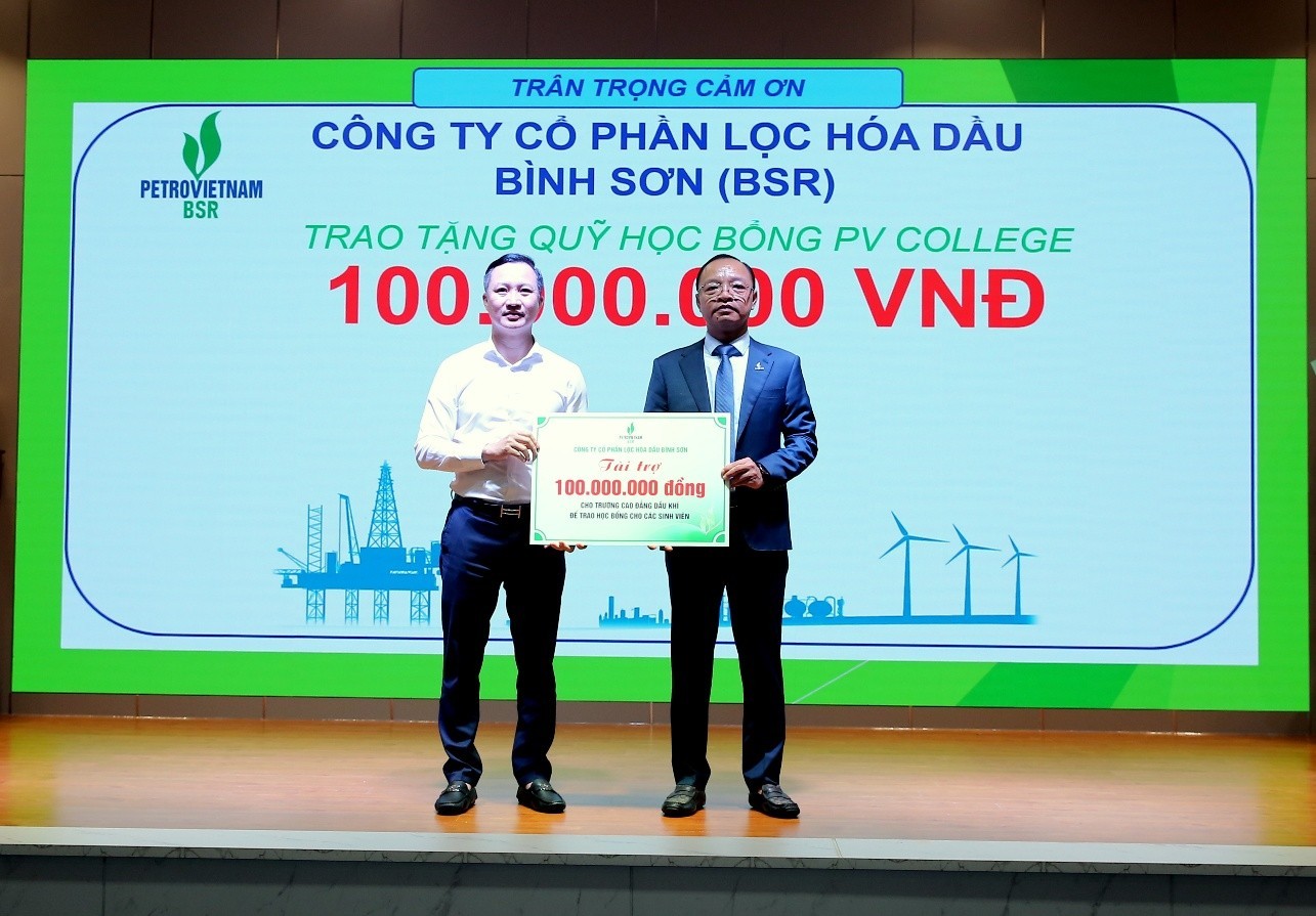 Phó Tổng Giám đốc BSR Phạm Minh Nghĩa trao bảng 100 triệu đồng hỗ trợ học bổng cho Trường Cao đẳng Dầu khí