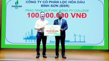 bsr trao hoc bong cho cac em sinh vien truong cao dang dau khi