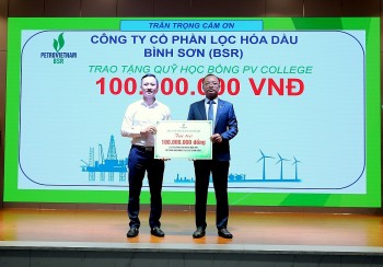 BSR trao học bổng cho các em sinh viên Trường Cao đẳng Dầu khí