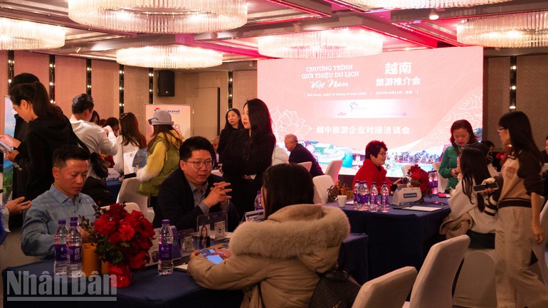 Đông đảo đại diện các doanh nghiệp du lịch hai nước trao đổi, tìm kiếm cơ hội hợp tác.