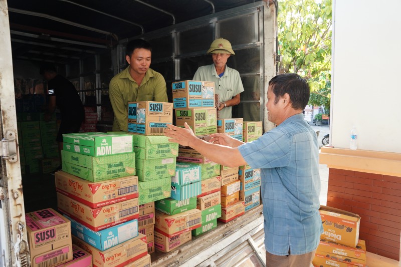 Hình 2a hoặc 2b (báo chọn 1 trong 2 hình): Hàng trăm nghìn sản phẩm dinh dưỡng Vinamilk được vận chuyển đến nơi, trao tặng bà con hậu thiên tai. Ảnh: Tịnh Không