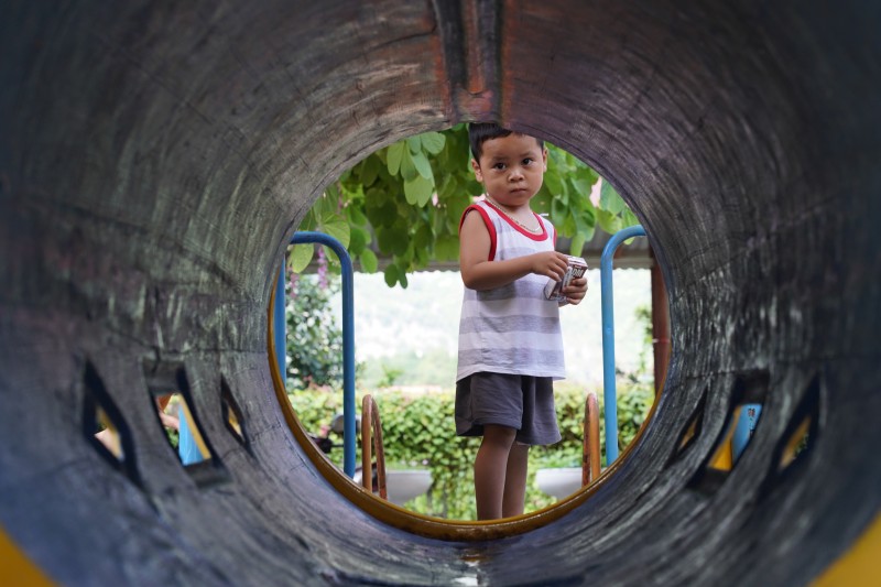 Hình 3: Em bé trường mầm non Nhật Tiến sau những ngày bão lũ. Ảnh: Tịnh Không