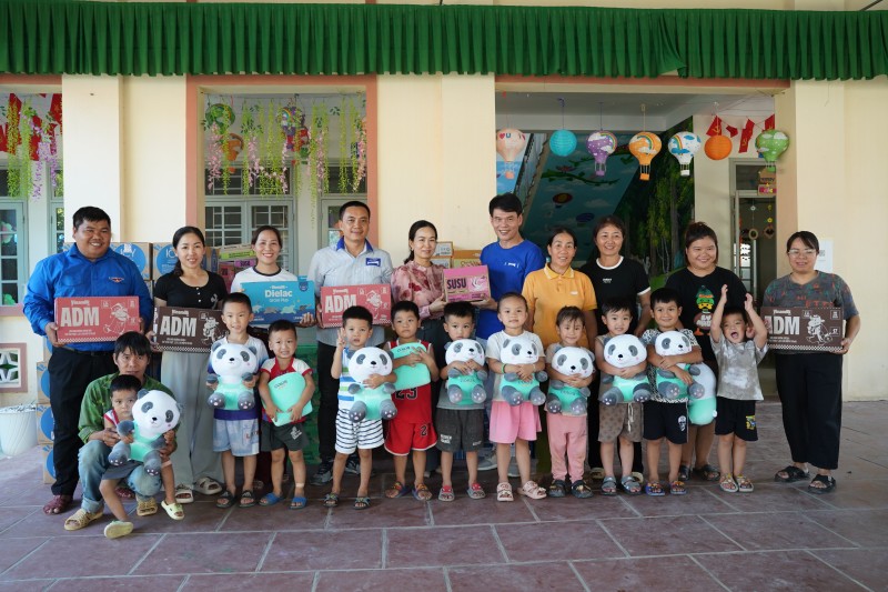 Hình 4: Cô trò trường mầm non Nhật Tiến nhận quà từ Vinamilk. Ảnh: Tịnh Không