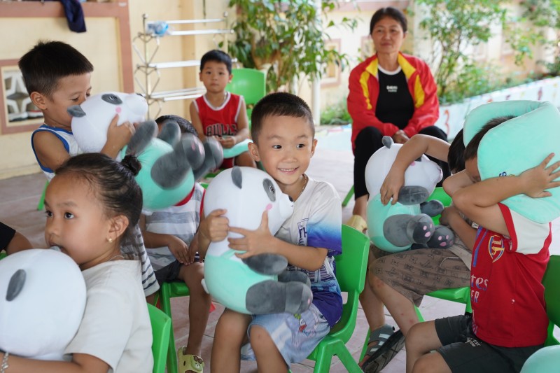 Hình 5a hoặc 5b (báo chọn 1 trong 2 hình): Nỗi sợ những ngày lũ dâng chưa tan, nhưng nụ cười đã hé lại khi các em được các cô chú Vinamilk đến tặng sữa, tặng quà. Ảnh: Tịnh Không