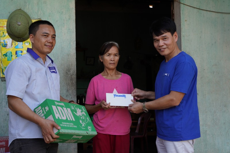 Hình 6a hoặc 6b (báo chọn 1 trong 2 hình): Đại diện Vinamilk – Ông Phạm Tuyên, Giám đốc chi nhánh Hà Nội trao quà động viên hộ dân khó khăn tại xã Vân Nham, Lạng Sơn. Ảnh: Tịnh Không