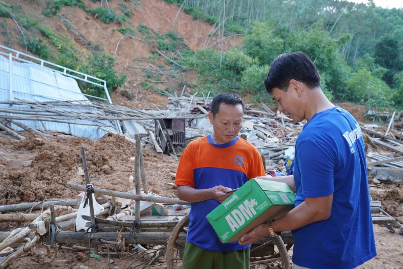 Hình 7: Ông Nông Văn Chiến, xã Thiện Tân, tỉnh Lạng Sơn trước căn nhà đổ nát nhận sự sẻ chia từ ông Phạm Tuyên – Giám đốc chi nhánh Hà Nội, Vinamilk. Ảnh: Tịnh Không