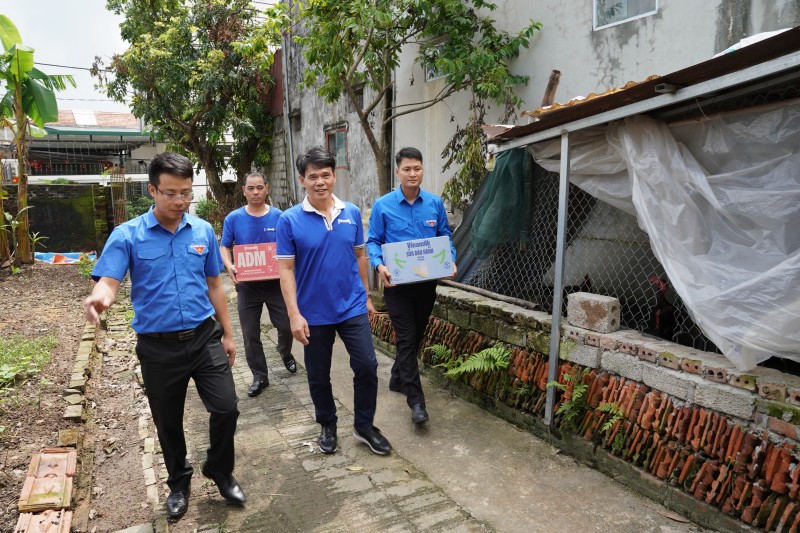 Hình 8a hoặc 8b (báo chọn 1 trong 2 hình): Đoàn Vinamilk gửi tặng những sản phẩm dinh dưỡng cho người dân tỉnh Ninh Bình, ghé thăm những gia đình chịu ảnh hưởng nặng nề sau bão lũ. Ảnh: Tịnh Không