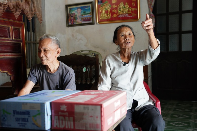 Hình 9: Ở Ninh Bình, bà Nguyễn Thị Lợi chỉ tay lên mái nhà vừa được lợp lại, nói: “Hôm đó gió lốc cuốn bay mái nhà, nước ào vào, cả nhà chỉ kịp chạy sang hàng xóm.” Ảnh: Tịnh Không