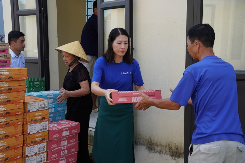 Hình 10a hoặc 10b (báo chọn 1 trong 2 hình): Đoàn Vinamilk trao tặng sản phẩm dinh dưỡng, thăm hỏi động viên người dân ở xã Hoằng Hóa, tỉnh Thanh Hóa. Ảnh: Tịnh Không