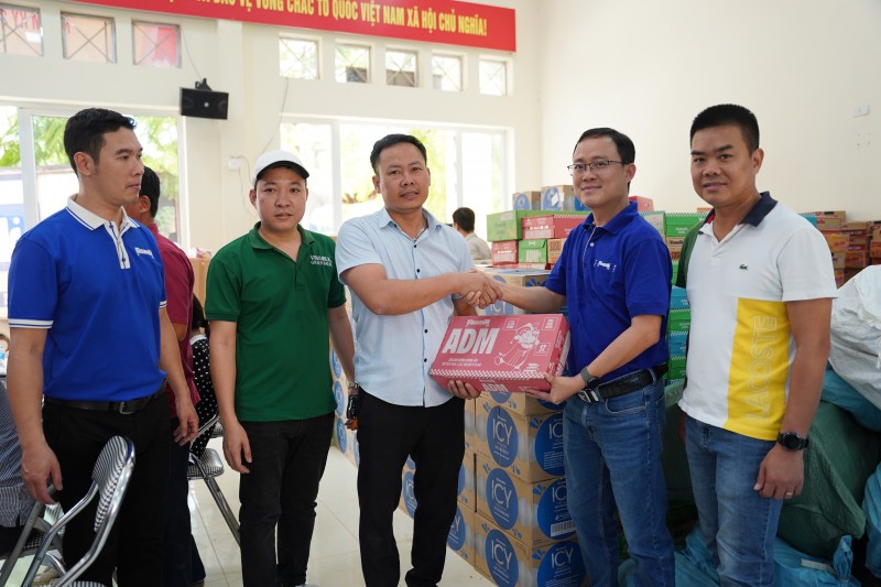 Hình 11: Đại diện Vinamilk - Ông Tạ Xuân Tuấn, Giám đốc kinh doanh Miền Bắc trao tặng sản phẩm dinh dưỡng cho xã Văn Hán, tỉnh Thái Nguyên. Ảnh: Tịnh Không