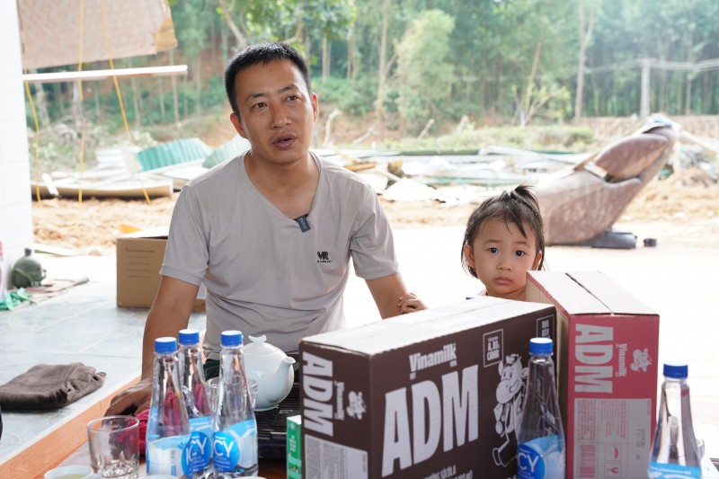 Hình 12a hoặc 12b (báo chọn 1 trong 2 hình): Anh Đoàn Khanh và con gái nhỏ trước ngôi nhà đã bị lũ cuốn trôi toàn bộ. Ảnh: Tịnh Không