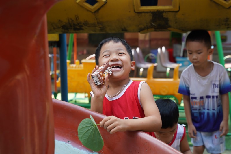 Hình 14a hoặc 14b (báo chọn 1 trong 2 hình): Khi nắng lên sau bão, nụ cười trong veo của trẻ thơ chính là điều khiến ta tin rằng mọi khó khăn rồi cũng qua và hành trình mới lại bắt đầu. Ảnh: Tịnh Không