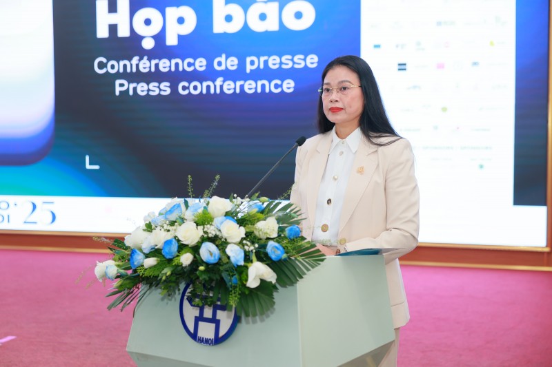 Giám đốc Sở Văn hóa và Thể thao Hà Nội Bạch Liên Hương phát biểu tại họp báo. (Ảnh: Sở VHTT HN)