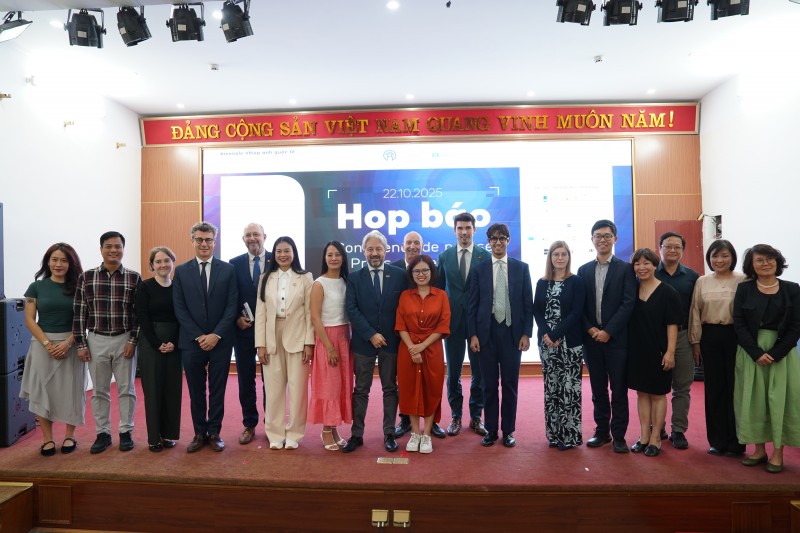 Ban tổ chức và khách mời chụp ảnh lưu niệm. (Ảnh: Sở VHTT HN)