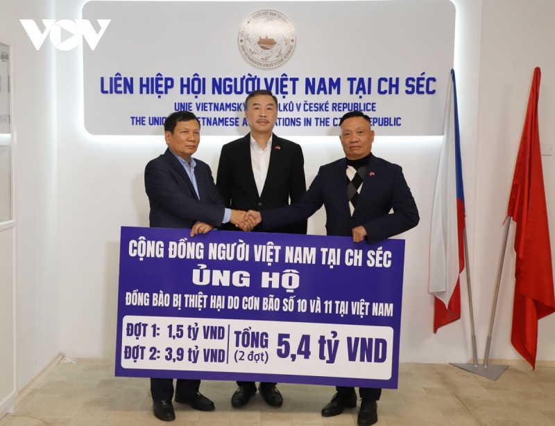 Chương trình được Đại sứ quán Việt Nam tại Séc phối hợp cùng Liên hiệp hội người Việt Nam phát động phong trào ủng hộ đồng bào các địa phương bị thiệt hại do bão số 10 và 11. Chương trình được Đại sứ quán Việt Nam tại Séc phối hợp cùng Liên hiệp hội người Việt Nam phát động phong trào ủng hộ đồng bào các địa phương bị thiệt hại do bão số 10 và 11.