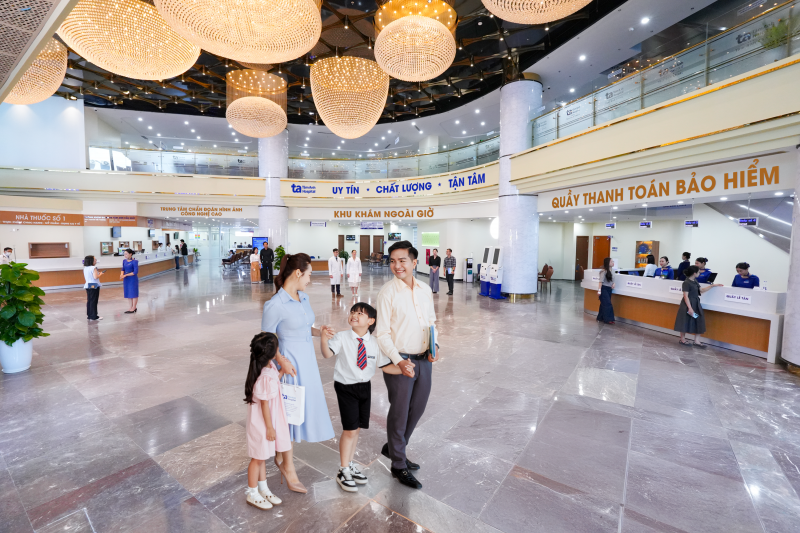 Phòng khám Đa khoa Tâm Anh Cầu Giấy với thiết kế 5 tầng nổi, tổng diện tích hơn 17.000 m², được đầu tư toàn diện về cơ sở vật chất và thiết bị y tế hàng đầu thế giới, được xem là “siêu” trung tâm khám chữa bệnh hiện đại bậc nhất Thủ đô, hướng tới phục vụ lên đến 3.000 lượt khách mỗi ngày. Ảnh: BVĐK Tâm Anh