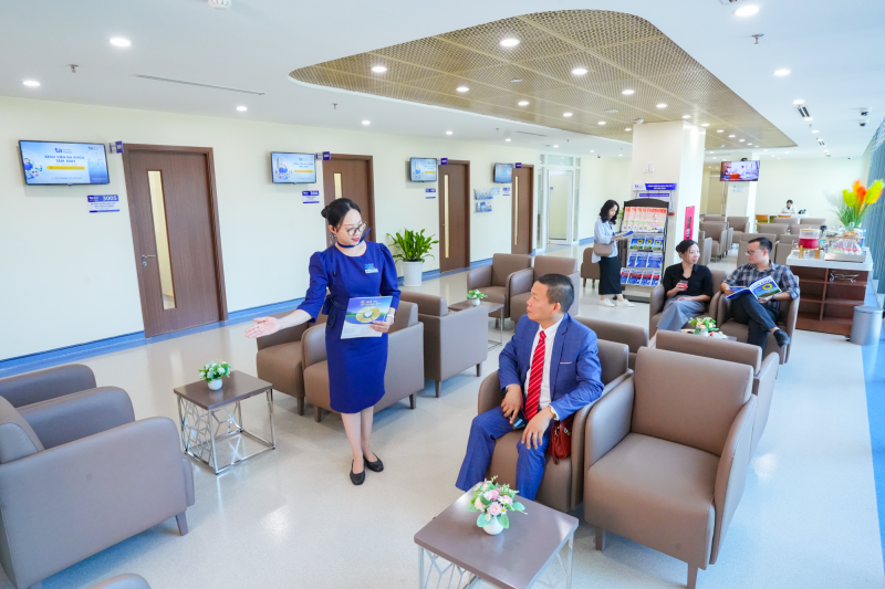 Khu khám VIP Phòng khám Đa khoa Tâm Anh Cầu Giấy được thiết kế như một “phòng chờ hạng thương gia” sang trọng, yên tĩnh. Có phòng chờ, quầy tiếp đón riêng, phục vụ nước, trà, wifi, báo/tạp chí… giúp khách hàng thư giãn trong quá trình chờ khám. Ảnh: BVĐK Tâm Anh