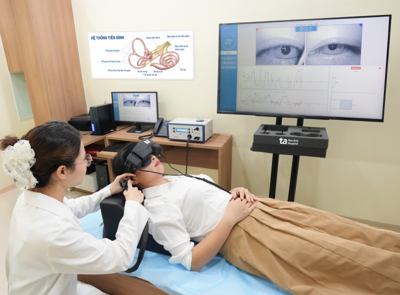 Hệ thống đo chức năng tiền đình Interacoustics tích hợp công nghệ ảnh động nhãn đồ (VNG) ứng dụng trí tuệ nhân tạo (AI) tại PKĐK Tâm Anh Cầu Giấy giúp bác sĩ xác định chính xác nguyên nhân rối loạn tiền đình, nâng hiệu quả điều trị rối loạn tiền đình ngoại biên lên hơn 70%, trong đó trường hợp do thạch nhĩ lạc chỗ có thể hồi phục tới 90%. Ảnh: BVĐK Tâm Anh.