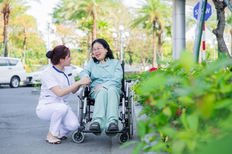 Hệ thống y tế 5 sao với các trung tâm nghiên cứu và điều trị lão khoa chuyên sâu chăm sóc sức khỏe toàn diện cho người cao tuổi