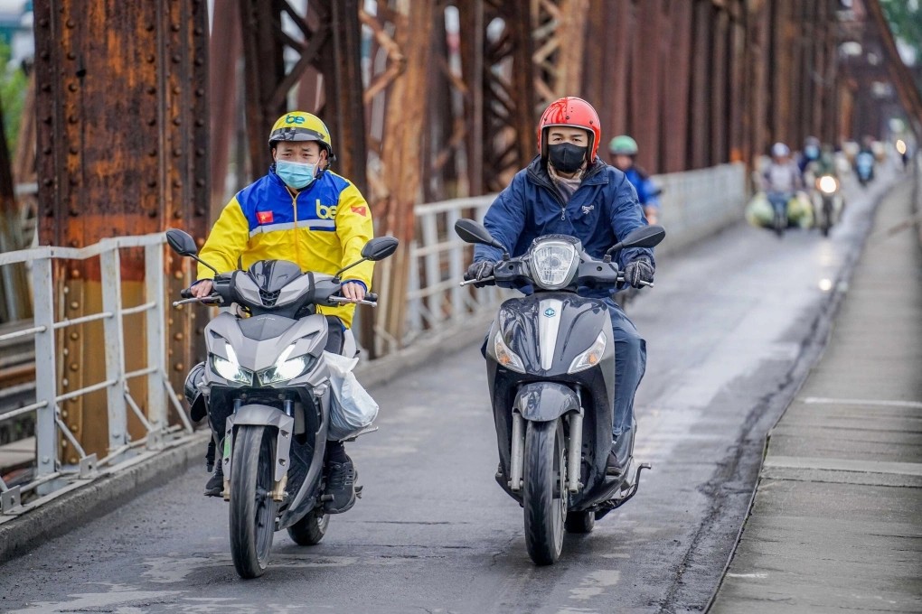 Người dân đi qua cầu Long Biên, Hà Nội trong gió lạnh. (Ảnh: VnExpress)