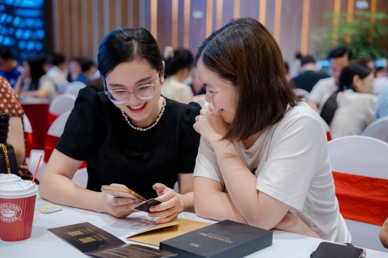 Khách hàng hào hứng trải nghiệm đặc quyền MIK Signature Privileges