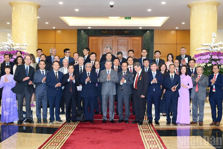 Các nhà Việt Nam học cùng đồng hành vì một Việt Nam độc lập, tự cường, phát triển Các nhà Việt Nam học cùng đồng hành vì một Việt Nam độc lập, tự cường, phát triển