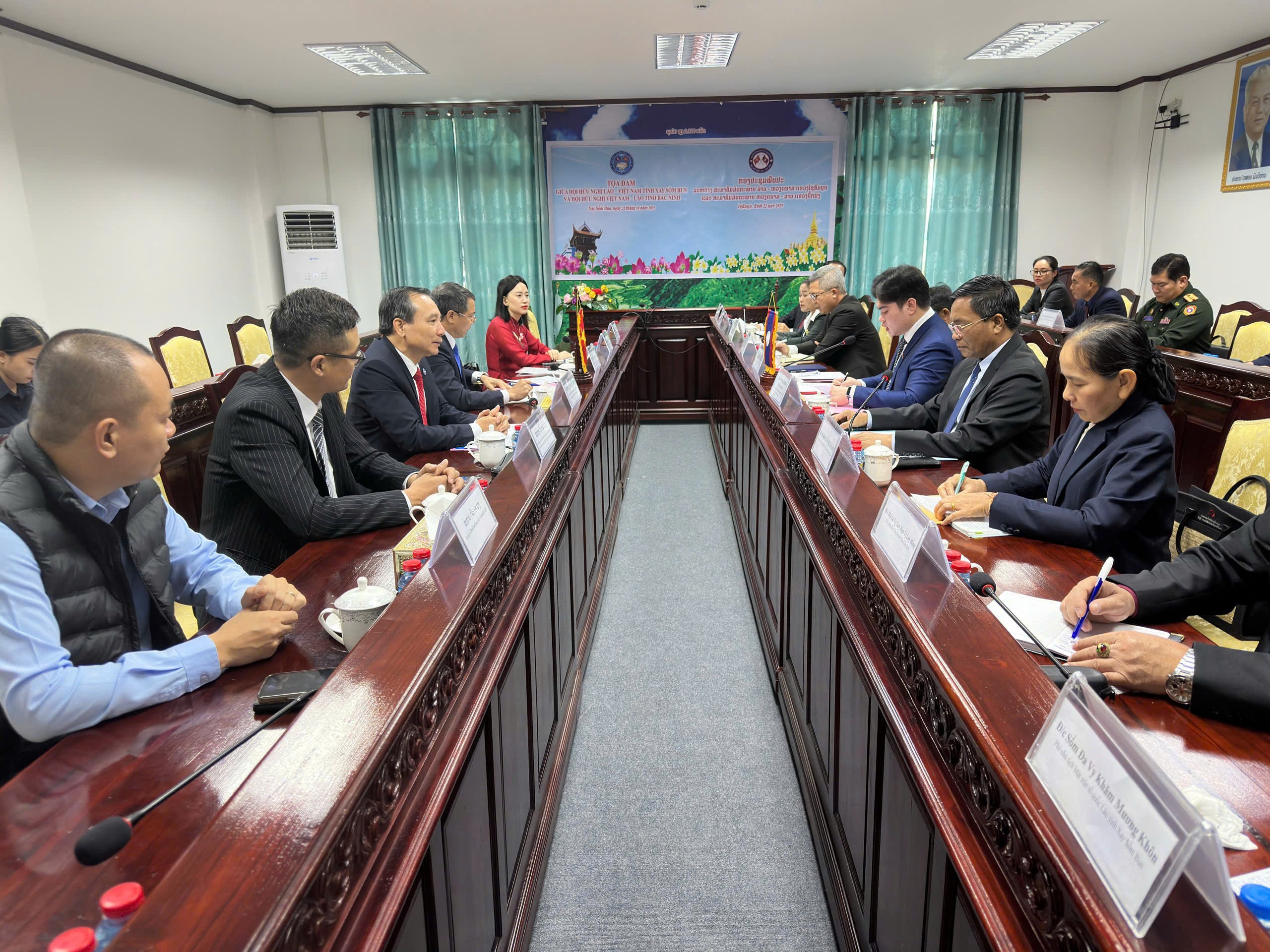 Đoàn công tác Liên hiệp các tổ chức hữu nghị tỉnh Bắc Ninh đã chào xã giao, tặng quà chính quyền tỉnh; toạ đàm với Hội hữu nghị Lào - Việt Nam tỉnh Xay Sổm Bun