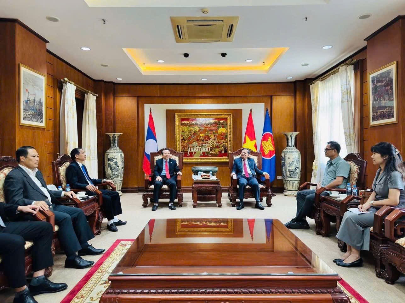 Đại sứ Việt Nam tại Lào Nguyễn Minh Tâm tiếp Đoàn công tác của Liên hiệp các tổ chức hữu nghị tỉnh Bắc Ninh. (Ảnh: Liên hiệp các tổ chức hữu nghị tỉnh Bắc Ninh)