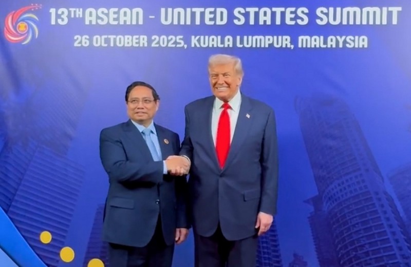 Thủ tướng Chính phủ Phạm Minh Chính có cuộc tiếp xúc ngắn với Tổng thống Hoa Kỳ Donald Trump bên lề Hội nghị Cấp cao ASEAN - Hoa Kỳ. Thủ tướng Chính phủ Phạm Minh Chính có cuộc tiếp xúc ngắn với Tổng thống Hoa Kỳ Donald Trump bên lề Hội nghị Cấp cao ASEAN - Hoa Kỳ.