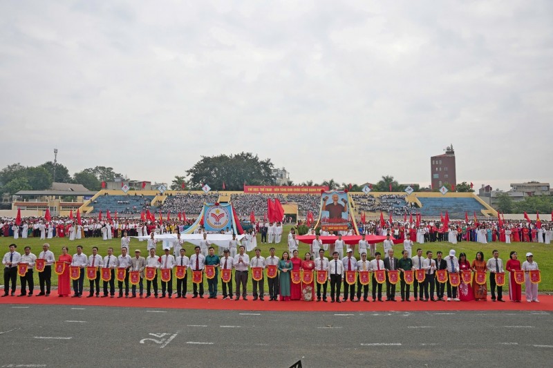 Lãnh đạo phường Sơn Tây trao cờ lưu niệm tặng các khối tham gia Đại hội. (Ảnh: T.L)