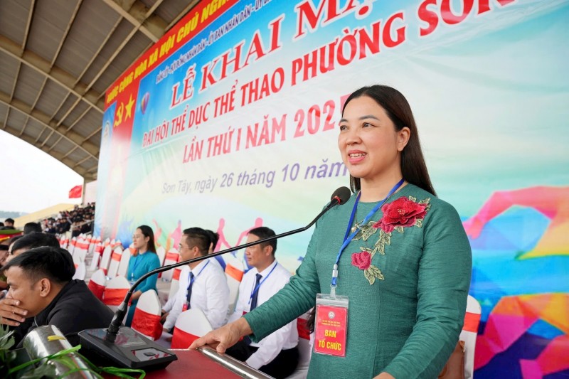 Phó Bí thư Đảng ủy, Chủ tịch UBND phường Sơn Tây Nguyễn Thị Thu Hương phát biểu. (Ảnh: T.L)