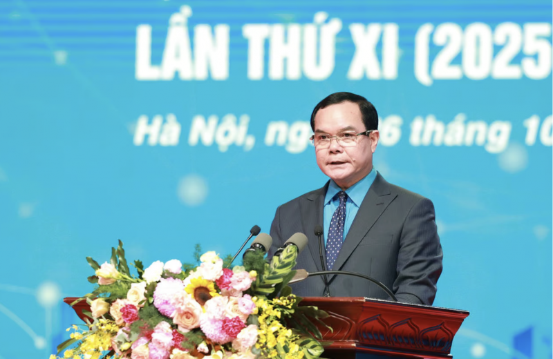 Ông Nguyễn Đình Khang - Ủy viên Trung ương Đảng, Phó Chủ tịch Ủy ban Trung ương MTTQ Việt Nam, Chủ tịch Tổng LĐLĐVN phát biểu đáp từ và phát động phong trào thi đua yêu nước giai đoạn 2025 - 2030. (Ảnh: H.N)