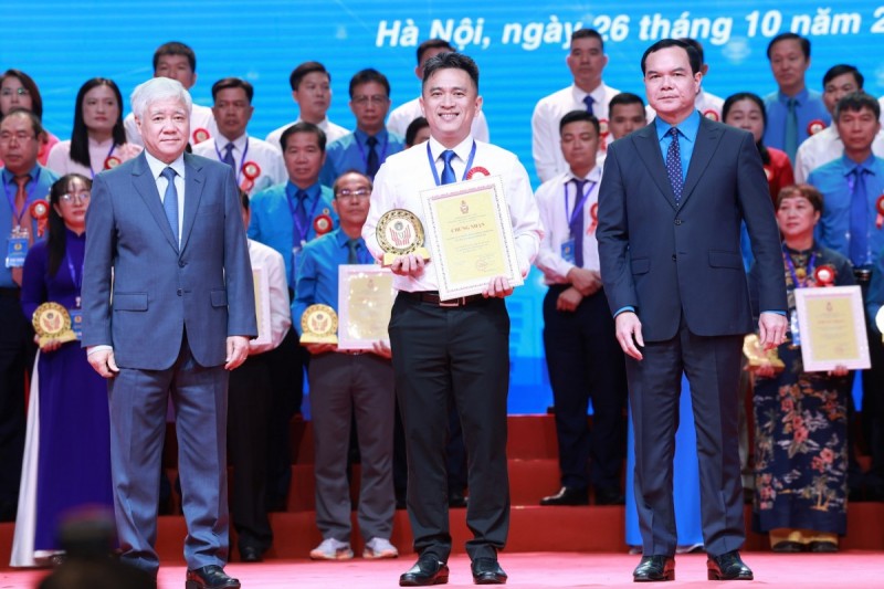 Đồng chí Đỗ Văn Chiến - Ủy viên Bộ Chính trị, Bí thư Trung ương Đảng, Bí thư Đảng ủy MTTQ, các đoàn thể Trung ương, Chủ tịch Ủy ban Trung ương MTTQ Việt Nam và đồng chí Nguyễn Đình Khang - Ủy viên Trung ương Đảng, Phó Chủ tịch Ủy ban Trung ương MTTQ Việt Nam, Bí thư Đảng ủy, Chủ tịch Tổng LĐLĐ Việt Nam tặng Giấy chứng nhận và biểu trưng cho các điển hình tiêu biểu. (Ảnh: Đ.H)