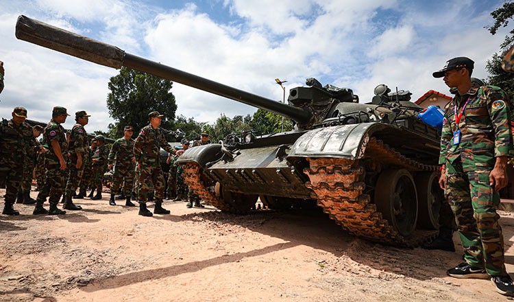 Quân đội Campuchia rút xe bọc thép khỏi biên giới theo thỏa thuận hòa bình với Thái Lan. (Ảnh: Khmer Times)