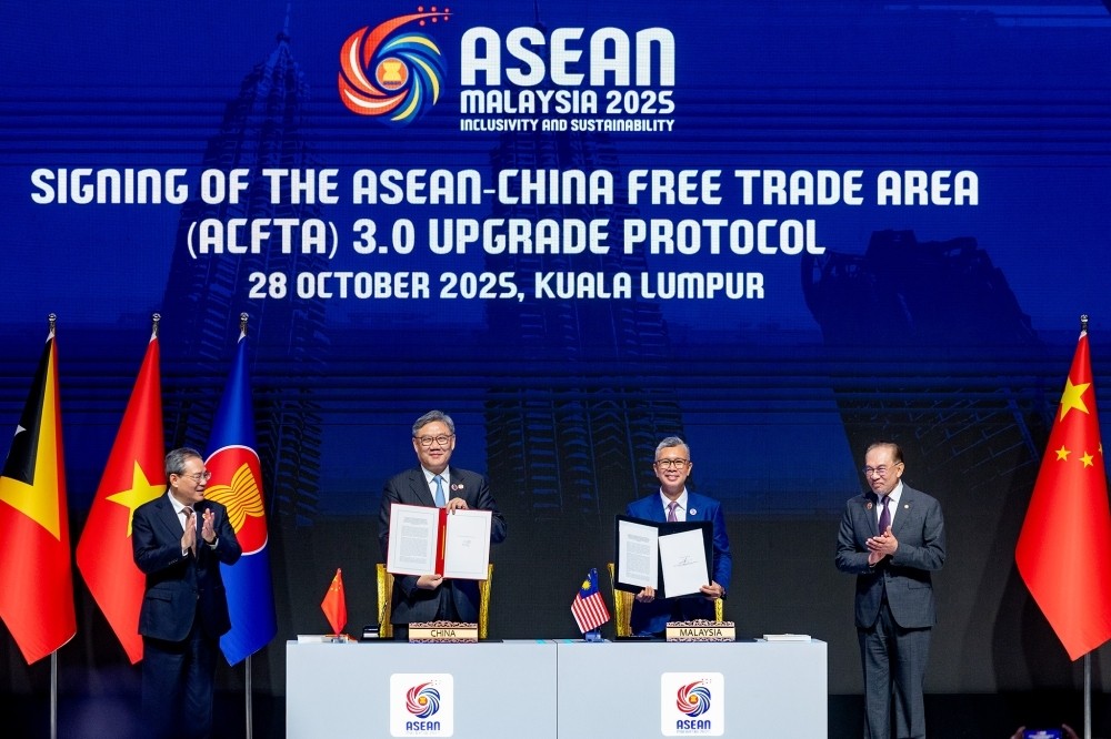 Lễ ký Nghị định thư nâng cấp Hiệp định Thương mại tự do ASEAN-Trung Quốc. (Ảnh: Malay Mail) Lễ ký Nghị định thư nâng cấp Hiệp định Thương mại tự do ASEAN-Trung Quốc. (Ảnh: Malay Mail)